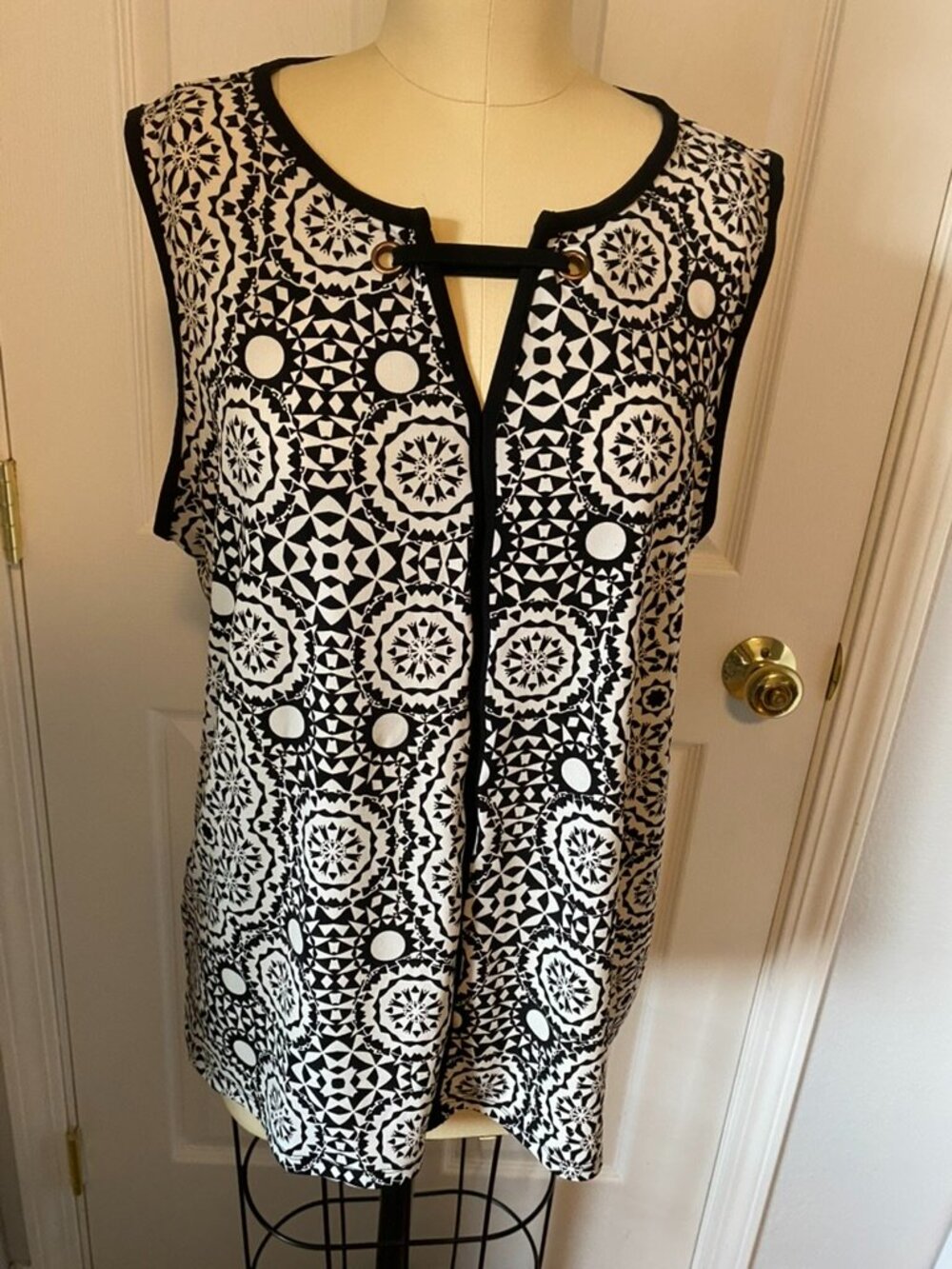 Liz Claiborne Sleeveless Black and White V-neck Top XL